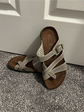 Cliff White Mountain Women's Gray Perforated Footbed Sandals with Buckle